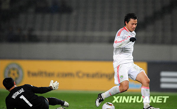 Gao Lin, joueur chinois, perce la ligne de défense en dribblant le ballon. 