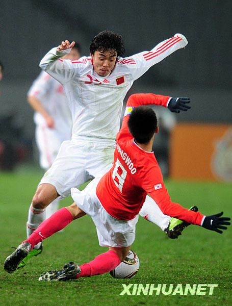  Zhao Xuri, joueur chinois, se dispute le ballon avec un joueur coréen. 