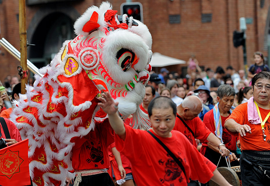 Des associations chinoises présentent la danse du lion dans le quartier chinois de Sydney en Australie.