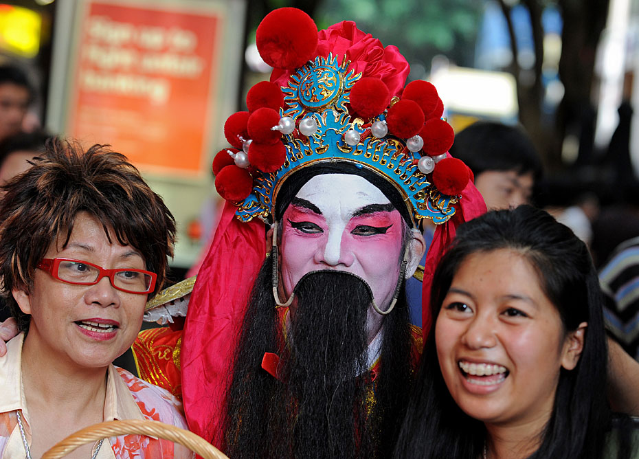 Des associations chinoises se font prendre en photo avec les visiteurs dans le quartier chinois de Sydney.