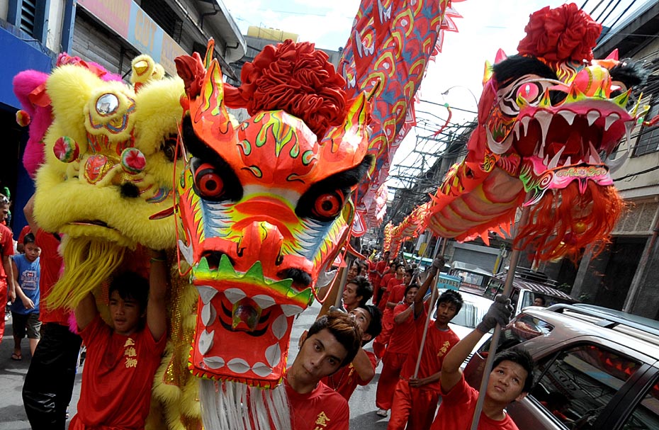Des habitants du quartier chinois de Manille dans les Philippines célèbrent le Nouvel An en dansant.
