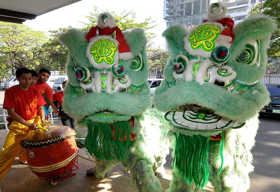 Des Chinois présentent la danse du lion dans le quartier chinois de Manille.