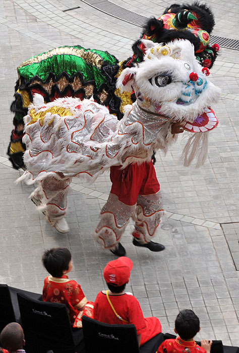 Des élèves présentent la danse du lion à Jakarta en Indonésie.