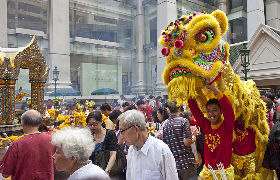 Des habitants de Bangkok présentent le spectacle de la danse du lion.