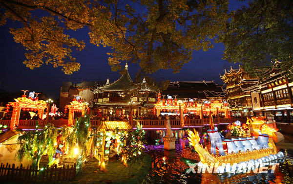 Le 19 février 2010, une affluence de touristes visite le jardin de Yuyuan.