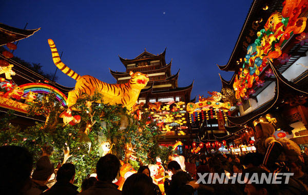 Le 19 février : des touristes admirent une lanterne en forme de tigre.