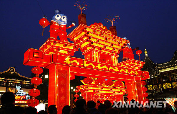 Le 19 février, des touristes contemplent une lanterne géante inspirée du Pavillon Chine et de Haibao, mascotte de l'Expo universelle de Shanghai.