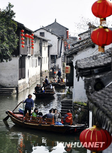 Une affluence de touristes se rend à Zhouzhuang dans la province du Jiangsu (est de la Chine) pour découvrir la culture de ce bourg d'eau antique, photo prise le 19 février.
