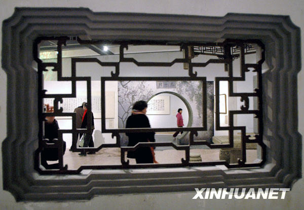 Le 17 février, quelques visiteurs admirent de près des œuvres de calligraphie lors d'une exposition.