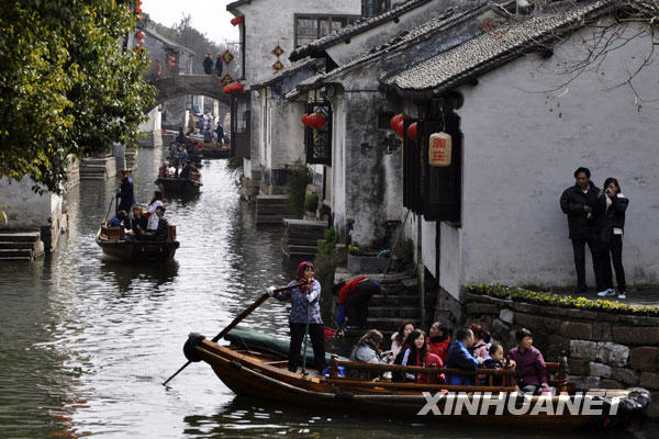 Une affluence de touristes se rend à Zhouzhuang dans la province du Jiangsu (est de la Chine) pour découvrir la culture de ce bourg d'eau antique, photo prise le 19 février.