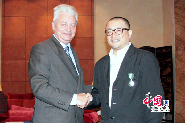 Hervé Ladsous remet à M. Wang Xiaoshuai la médaille de Chevalier des Arts et des Lettres.
