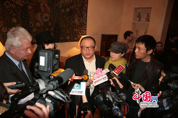 Wang Xiaoshuai et ses amis accordent des interviews aux médias.