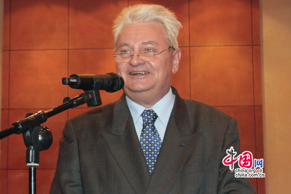 Hervé Ladsous, Ambassadeur de France en Chine, prononce un discours.