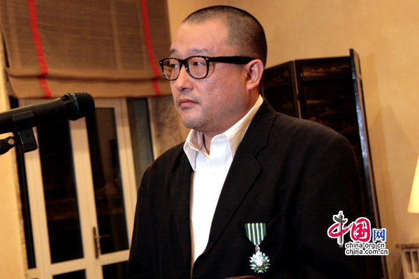 Wang Xiaoshuai prend la parole après la cérémonie de remise de la décoration. 