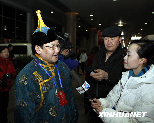 Le 1er mars à 7h20, les membres de la Mongolie intérieure de la CCPPC (Conférence consultative politique du peuple chinois) sont arrivés à la gare ouest de Beijing pour participer à la troisième session du XIe comité national de la CCPPC qui s'ouvrira le 3 mars à Beijing. Il s'agit de l'arrivée des premiers participants non originaires de Beijing pour la CCPPC. 1