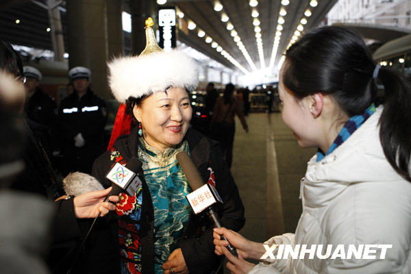 Le 1er mars à 7h20, les membres de la Mongolie intérieure de la CCPPC (Conférence consultative politique du peuple chinois) sont arrivés à la gare ouest de Beijing pour participer à la troisième session du XIe comité national de la CCPPC qui s&apos;ouvrira le 3 mars à Beijing. Il s&apos;agit de l&apos;arrivée des premiers participants non originaires de Beijing pour la CCPPC. 2