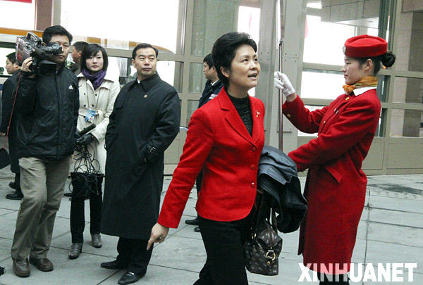 Le 1er mars, les membres du Jiangxi de la CCPPC sont arrivés à l&apos;aéroport de Beijing pour participer à la troisième session du XIe comité national de la CCPPC qui s&apos;ouvrira le 3 mars à Beijing. 1