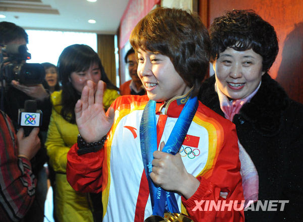 Le 2 mars, Wang Meng, qui a remporté trois médailles d&apos;or, accorde une interview aux médias. 