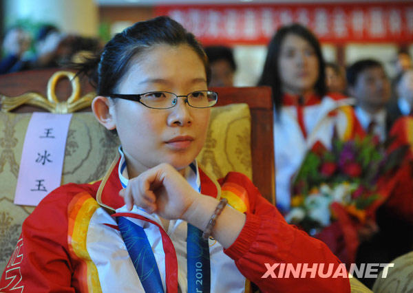 Le 2 mars, Wang Bingyu, médaillée de bronze de curling féminin, participe à la cérémonie d&apos;accueil. 