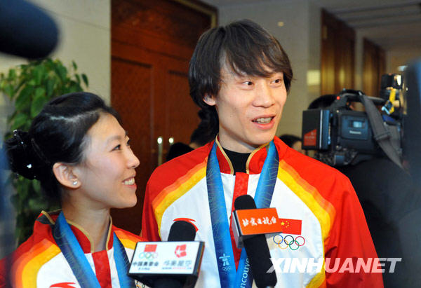 Le 2 mars, Tong Jian et Pang Qing, médaillés d&apos;argent de patinage artistique couples accordent une interview aux médias. 