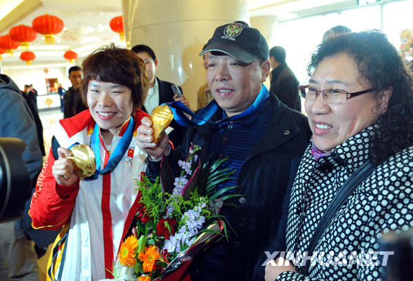 Le 2 mars, Zhou Yang, médaillée d&apos;or de patinage de vitesse sur piste courte - 1 500 m dames embrasse ses parents. 