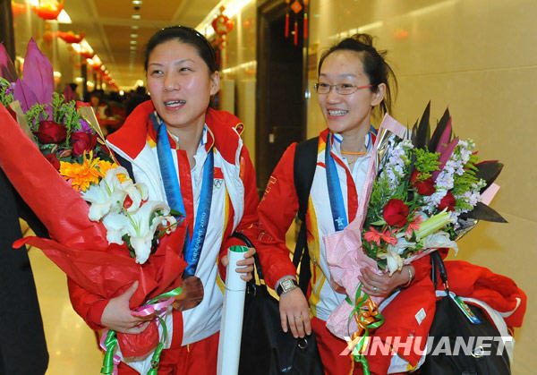Le 2 mars, Zhou Yan et Liu Yin, médaillées de bronze de curling féminin, à leur arrivée à l&apos;aéroport. 