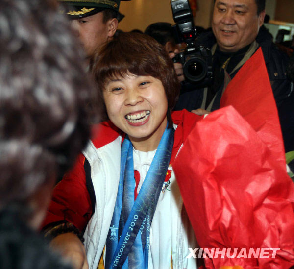 Le 2 mars, Wang Meng, qui a remporté trois médailles d&apos;or, est très heureuse de retrouver ses proches.