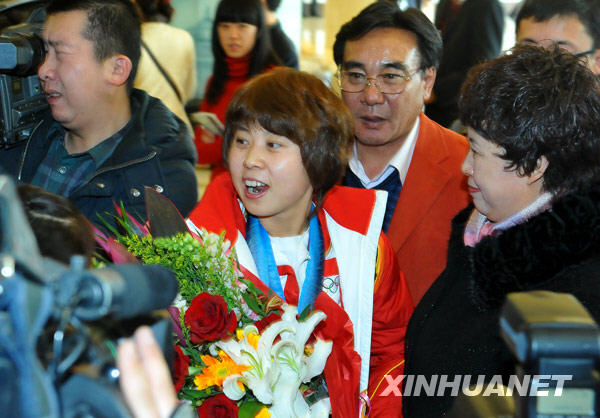 Le 2 mars, Wang Meng, qui a remporté trois médailles d&apos;or, à son arrivée à l&apos;aéroport. 