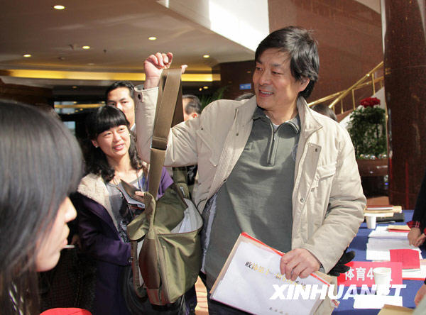 Le 2 mars, Pu Cunxin, membre de la CCPPC et célèbre acteur chinois, arrive en vélo au Beijing International Hotel pour confirmer sa présence sur le registre de la session annuelle de la CCPPC.