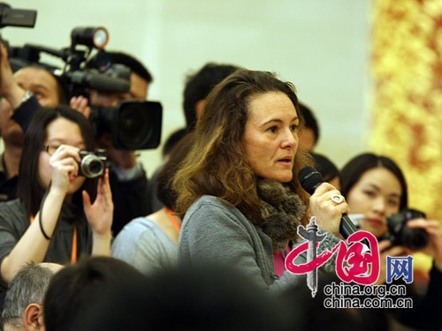 Caroline Puel, correspondante du Point en Chine, en train de poser sa question