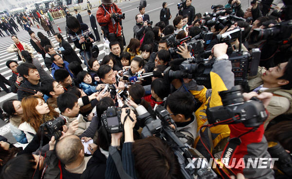 Avant la cérémonie d&apos;ouverture, Chen Zhu, membre de la CCPPC et ministre chinois de la Santé, est entouré par les journalistes. 