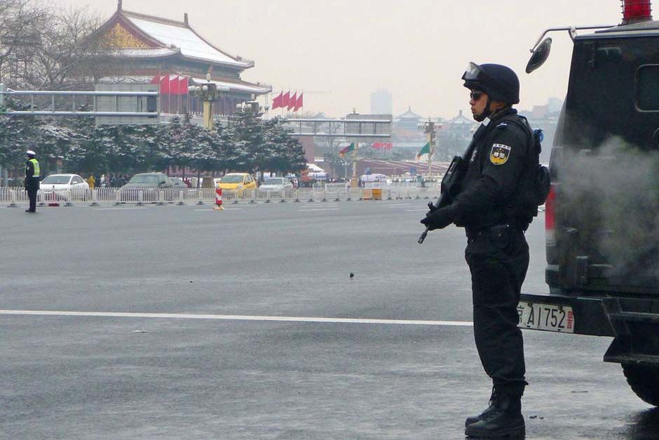 Le 1er mars 2010, des policiers surveillent l'avenue Chang'an pour assurer la sécurité durant les deux sessions, notamment aux abords de la place Tian'anmen, du Grand Palais du Peuple, ainsi que des résidences des délégués. Cette campagne a été nommée la ' douve ' par la police.