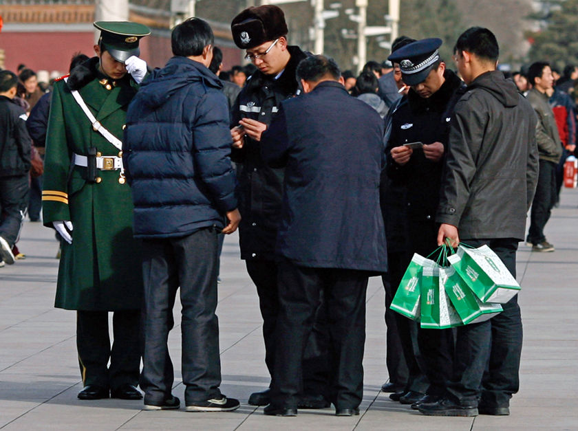 Le 2 mars, des gendarmes examinent les cartes d'identité des passants près de la place Tian'anmen.