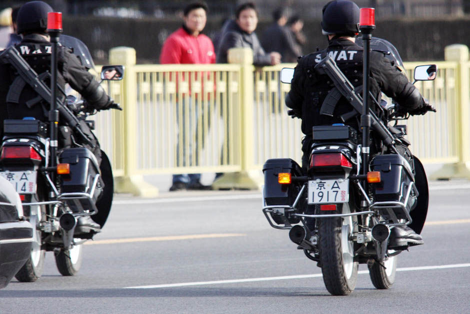 Dans l'après-midi du 2 mars, deux agents de la police spéciale en uniforme arpentent une avenue à moto.