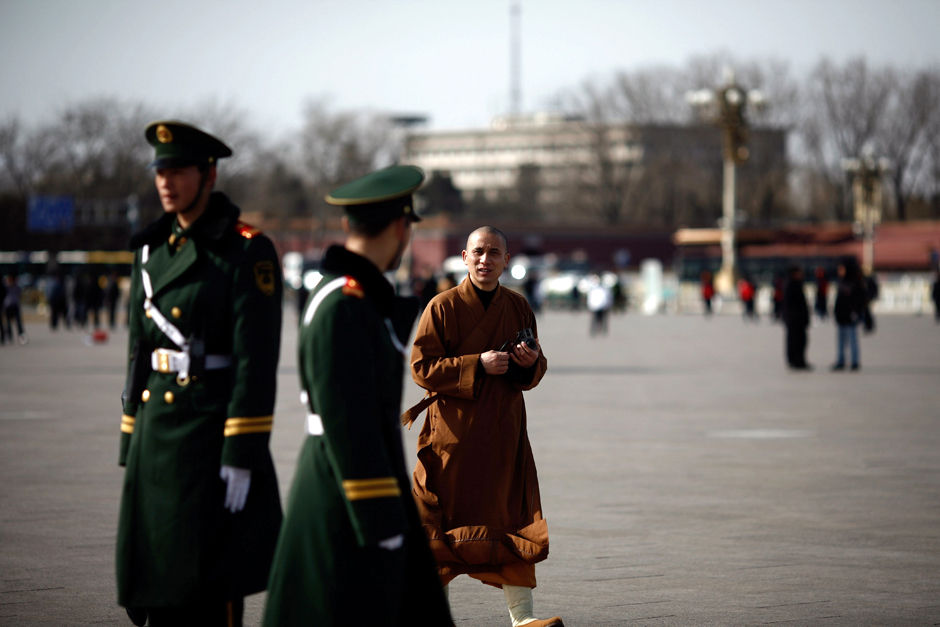 Le 2 mars, un moine visite la place Tian'anmen.