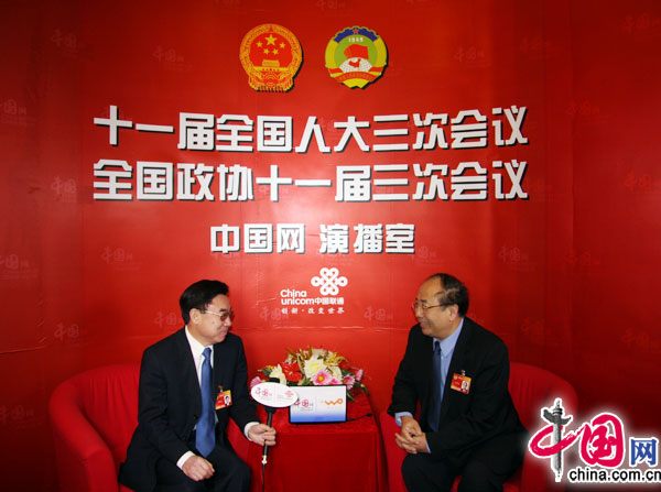 Le 5 mars, les membres de la CCPPC Zhao Qizheng et Huang Youyi ont été invités au studio d&apos;enregistrement de China.org au Grand Palais du Peuple.