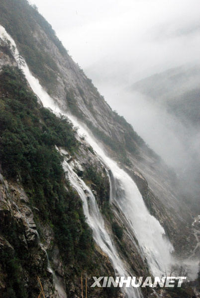 Après la fête du Printemps, le Nouvel An chinois, la région de Wuyuan, dans la province du Jiangxi (sud), est entrée dans la saison des pluies printanières. Grâce aux fortes précipitations, de nombreuses cascades se forment partout dans les montagnes, constituant un paysage magnifique.