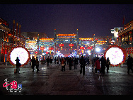 Le 4 mars au soir, tous les éclairages autour de la place Tian'anmen à Beijing, la capitale chinoise, ont été allumés pour accueillir les 3e sessions de la XIe Assemblée populaire nationale (APN) et du XIe comité national de la Conférence consultative politique du peuple chinois (CCPPC), offrant un splendide paysage nocturne.