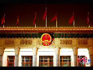 Le 4 mars au soir, tous les éclairages autour de la place Tian'anmen à Beijing, la capitale chinoise, ont été allumés pour accueillir les 3e sessions de la XIe Assemblée populaire nationale (APN) et du XIe comité national de la Conférence consultative politique du peuple chinois (CCPPC), offrant un splendide paysage nocturne.