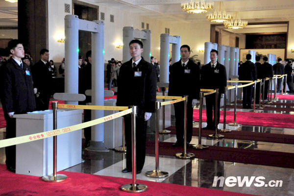L'entrée du contrôle de sécurité au Grand palais du Peuple.