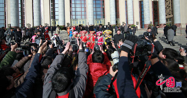 Le 3 mars à 15 h, la cérémonie d'ouverture de la 3e session du XIe Comité national de la CCPPC se déroule au Grand Palais du Peuple. Des membres des minorités ethniques auprès du comité national, revêtues de vêtements traditionnels, attirent l'attention des journalistes.