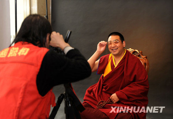 Le 4 mars, le membre du Comité national de la CCPPC Lamaosaichi se fait prendre en photo dans l'atelier de photographie Chine.