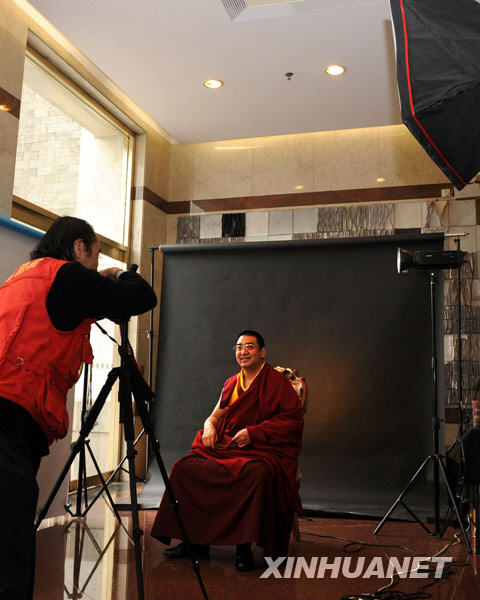 Le 4 mars, le membre du Comité national de la CCPPC Lamaosaichi se fait prendre en photo dans l'atelier de photographie Chine.