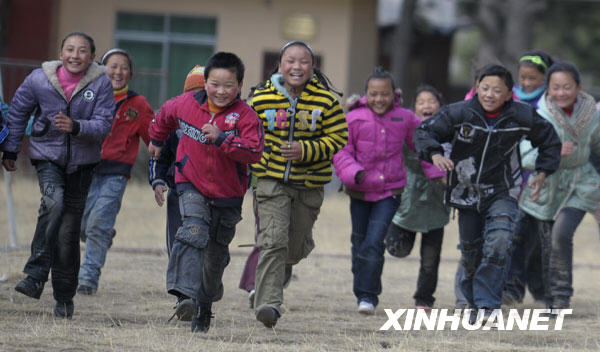 Des enfants Lhoba de l'école Wanquan à Nanyi courent sur le terrain de sport de l'école. (Photo prise le 3 mars)