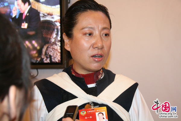 Yang Yiben, membre du Comité national de la CCPPC et maire adjointe de Lijiang