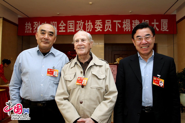 Zhou Youma(droite), Sidney Shapiro et Huang Youyi