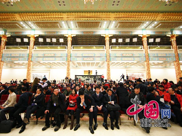Le Premier ministre Wen Jiabao a tenu une conférence de presse le 13 mars à 10 h, suite à la séance de clôture de la 3e session de la XIe APN, et répondu aux questions des journalistes chinois et étrangers. China.org.cn a couvert cet évènement en direct. 2