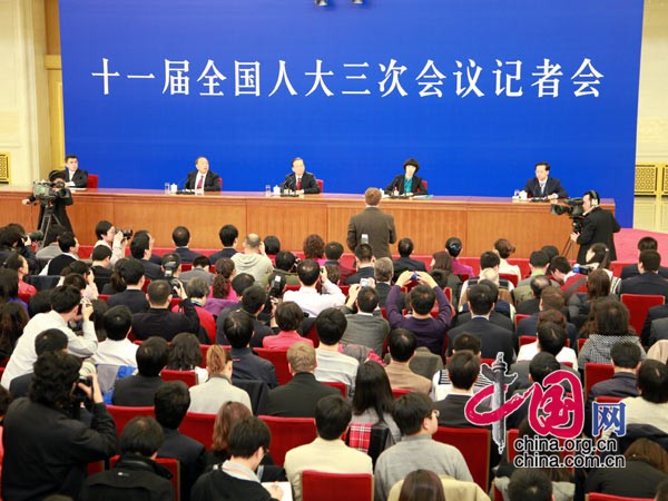 Le Premier ministre Wen Jiabao a tenu une conférence de presse le 13 mars à 10 h, suite à la séance de clôture de la 3e session de la XIe APN, et répondu aux questions des journalistes chinois et étrangers. China.org.cn a couvert cet évènement en direct. 4