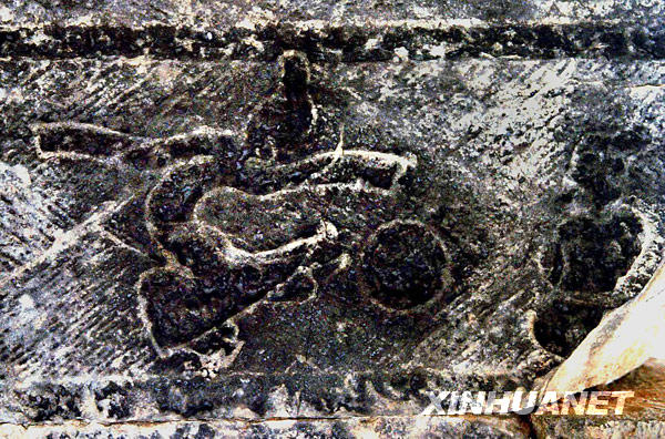 Sculpture dans la tour de Qimu, reproduit la scène du sport de Kemari. (Photo prise en octobre 2005