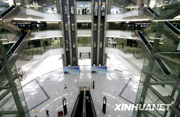 Le hall de transfert du centre des transports de Hongqiao à Shanghai, l&apos;une des stations du train à suspension magnétique, a pris forme. (Photo prise le 11 mars 2010)